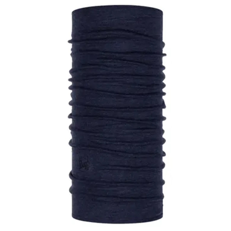 La Bandana Buff Merino Midweight en Night Blue Melange es una polaina cilíndrica para el cuello de color azul oscuro que presenta una superficie texturizada y fruncida. Suave y sin costuras, es perfecta para proteger el cuello y el rostro, ya que combina la elegancia de una bandana con la comodidad de la lana merino.