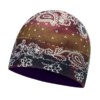 El gorro Buff Microfibra Reversible Delhi Tobacco presenta un patrón paisley en tonos marrón, rojo y negro con motivos florales blancos y una discreta etiqueta con el logotipo en el lateral.