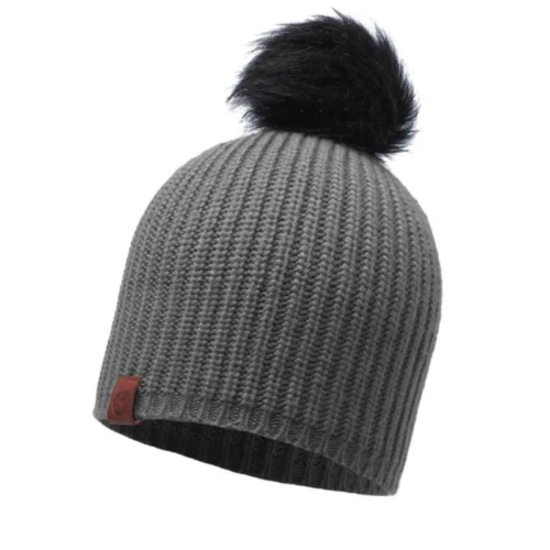 Un gorro de punto gris que se parece a un gorro de jockey clásico con una textura acanalada y un pompón negro, realzado por una pequeña etiqueta de cuero marrón. Está elegantemente inclinado sobre un fondo blanco. Producto: Jockey Buff Snapback Jungfrau Black (copia).