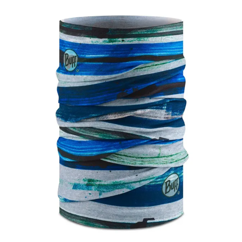 La bandana Buff Original EcoStretch Riverhawkmulti presenta un diseño de pinceladas abstractas azules y verdes sobre un fondo gris, adornado con el icónico logotipo "Buff" en el costado.