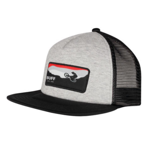 La gorra Jockey Buff Trucker Scarlett Macaw presenta una parte posterior de malla, una combinación de colores gris y negro y un parche frontal con la silueta de un motociclista, montañas y una franja roja. "BUFF" está impreso audazmente debajo del diseño vibrante.