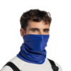 Una persona está parada sobre un fondo blanco liso, con una Bandana Buff ThermoNet Shallyu Multi como polaina para el cuello que cubre la mitad inferior de su rostro. La combina con una camisa blanca con tirantes negros para lograr un estilo elegante y moderno.
