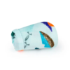 Jockey Buff Pack Cycle Glen Multi (copia) es una tela de color pastel que presenta una divertida combinación de peces y formas abstractas en azul, naranja y marrón sobre un fondo claro, ideal para agregar estilo a una decoración inspirada en los jockeys.