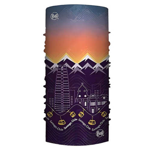 La bandana Buff Original EcoStretch Licenses Rapa Nui 2020 presenta un horizonte urbano con edificios altos, montañas y un cielo degradado con puesta de sol, acentuado por tranvías y texto. Los tonos violeta y naranja predominan en este diseño inspirado en Rapa Nui.