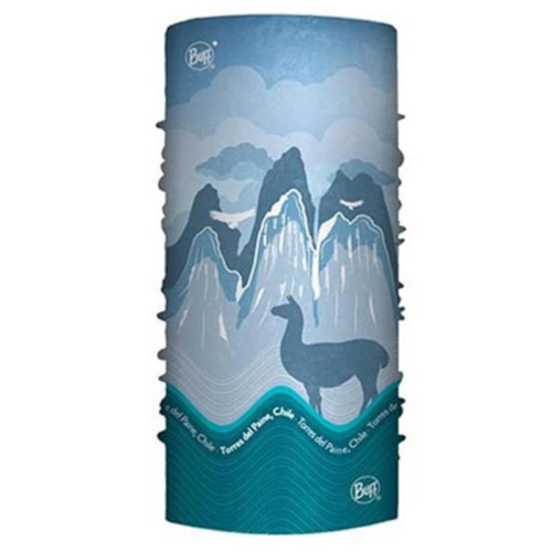 La bandana Buff Original EcoStretch presenta un diseño cilíndrico con ilustraciones de montañas, una silueta de llama, pájaros sobre un fondo azul cielo y el texto "Torres del Paine, Chile", que encarna el espíritu de Santiago 2020.