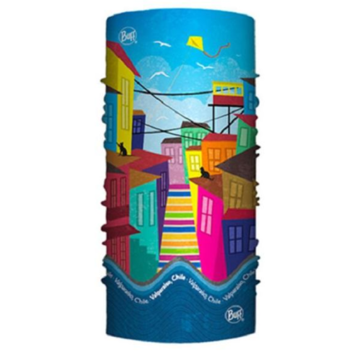 Ilustración de una escena callejera vibrante con edificios multicolores, un camino de arcoíris y gatos con pañuelos. Una cometa baila bajo un cielo azul. Texto: "Valparaíso, Chile". Inspirada en el encanto y los tonos de Torres del Paine 2020, como en Bandana Buff Original EcoStretch Licenses (copia).