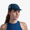 Una mujer de pelo largo lleva una gorra parecida al Gorro Buff Niños Microfibra y Polar Terrifying Multi (copia) y una camiseta azul sin mangas. Está de pie frente a un fondo blanco y mira ligeramente hacia un lado.