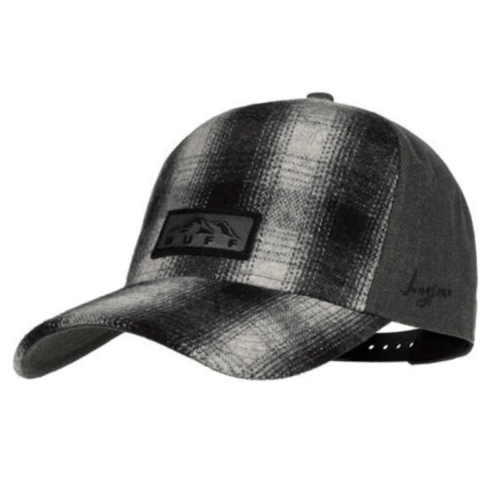 La gorra Jockey Buff Mountain Collection Snapback Jungfrau Black es una gorra a cuadros gris y negra con visera curva, adornada con un parche negro con el logotipo de la montaña y el texto "BUFF". Incluye una correa ajustable en la parte posterior para un ajuste perfecto.