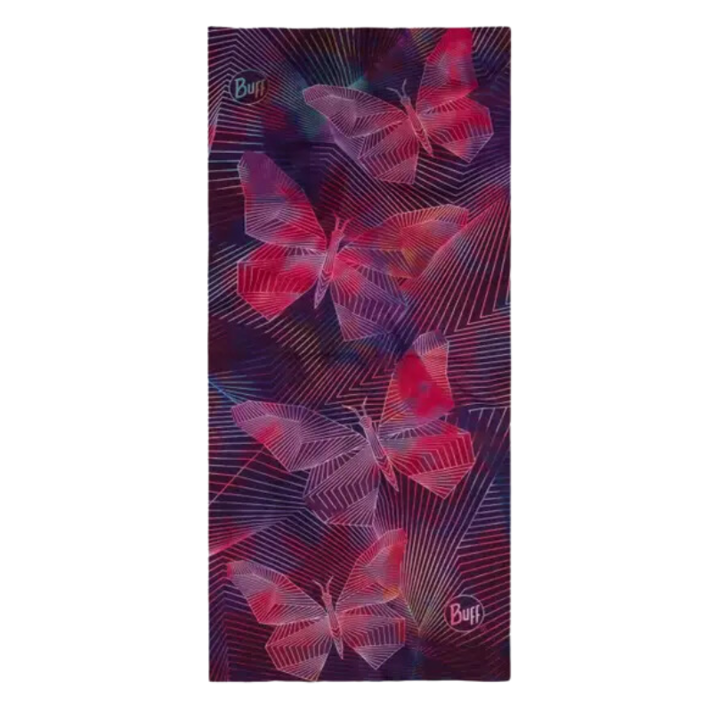 La Bandana Buff Original EcoStretch Chrysta Purple es una polaina para el cuello colorida con un patrón de mariposas vibrante en rosa sunic, rojo y morado sobre un fondo degradado oscuro. Las líneas geométricas agregan formas abstractas alrededor de las mariposas, con logotipos en dos esquinas.