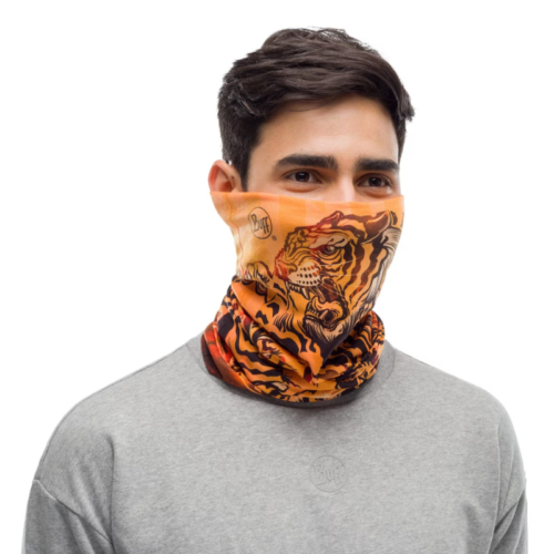 Con una camiseta gris y una bandana Buff Original EcoStretch T-Knuckle Blue (copia) naranja, que presenta un diseño de tigre feroz sobre la boca y la nariz, la obra de arte vibrante se destaca contra el fondo blanco, haciendo eco de su atractivo detallado.