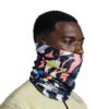 Una persona lleva la bandana Buff ThermoNet Multi, con un estampado de camuflaje en negro, azul, rosa y blanco. Su pelo corto y oscuro complementa su camiseta de color claro sobre un fondo blanco liso.
