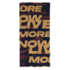 La bandana Buff ThermoNet Multi en azul noche jaspeado muestra el texto "LIVE MORE NOW" en amarillo llamativo sobre un fondo oscuro. Las orientaciones variadas de las palabras crean un patrón dinámico similar al de una bandana de lana merino de peso medio.