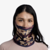 Una mujer de pelo largo y oscuro lleva una bandana Buff ThermoNet Multi que le cubre la mitad inferior del rostro. Vestida con una camiseta clara, está de pie sobre un fondo blanco liso, exudando misterio y elegancia similar al tono Night Blue Melange.