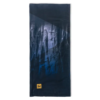 La bandana Buff Original EcoStretch Moulay Night Blue (copia) cuenta con una tela azul oscuro y negra con patrones abstractos de sombras verticales, una forma rectangular y una pequeña etiqueta con el logotipo amarillo en la parte inferior izquierda, lo que proporciona estilo y funcionalidad.