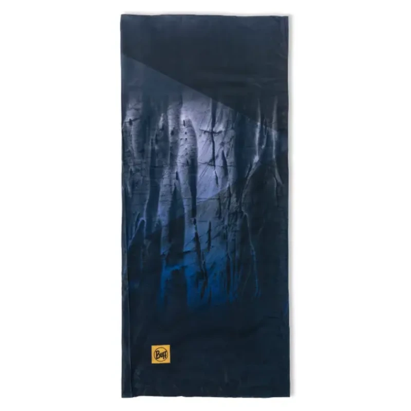 La bandana Buff Original EcoStretch Moulay Night Blue (copia) cuenta con una tela azul oscuro y negra con patrones abstractos de sombras verticales, una forma rectangular y una pequeña etiqueta con el logotipo amarillo en la parte inferior izquierda, lo que proporciona estilo y funcionalidad.