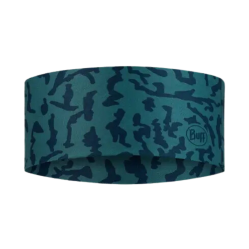 La diadema Cinta Buff CoolNet UV Wide Ater Teal luce un patrón de camuflaje verde azulado y azul oscuro con formas abstractas de diferentes tamaños, realzadas por el logotipo de Buff en la parte inferior derecha para una apariencia texturizada.