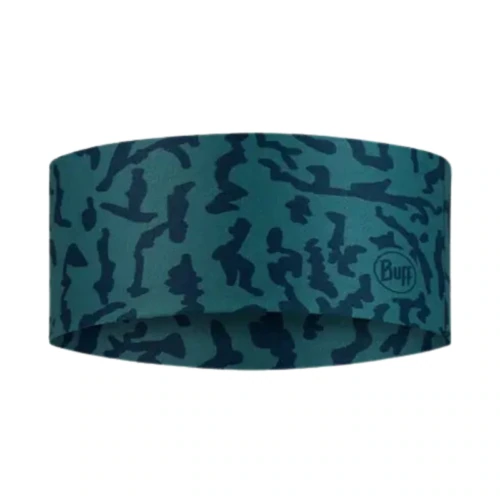 La diadema Cinta Buff CoolNet UV Wide Ater Teal luce un patrón de camuflaje verde azulado y azul oscuro con formas abstractas de diferentes tamaños, realzadas por el logotipo de Buff en la parte inferior derecha para una apariencia texturizada.