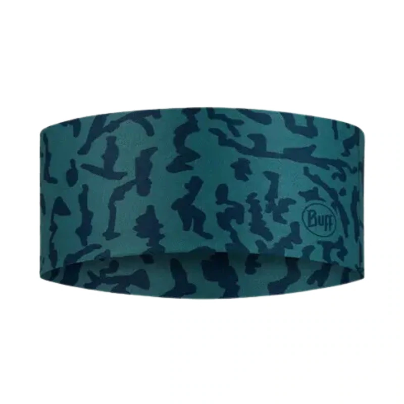 La diadema Cinta Buff CoolNet UV Wide Ater Teal luce un patrón de camuflaje verde azulado y azul oscuro con formas abstractas de diferentes tamaños, realzadas por el logotipo de Buff en la parte inferior derecha para una apariencia texturizada.