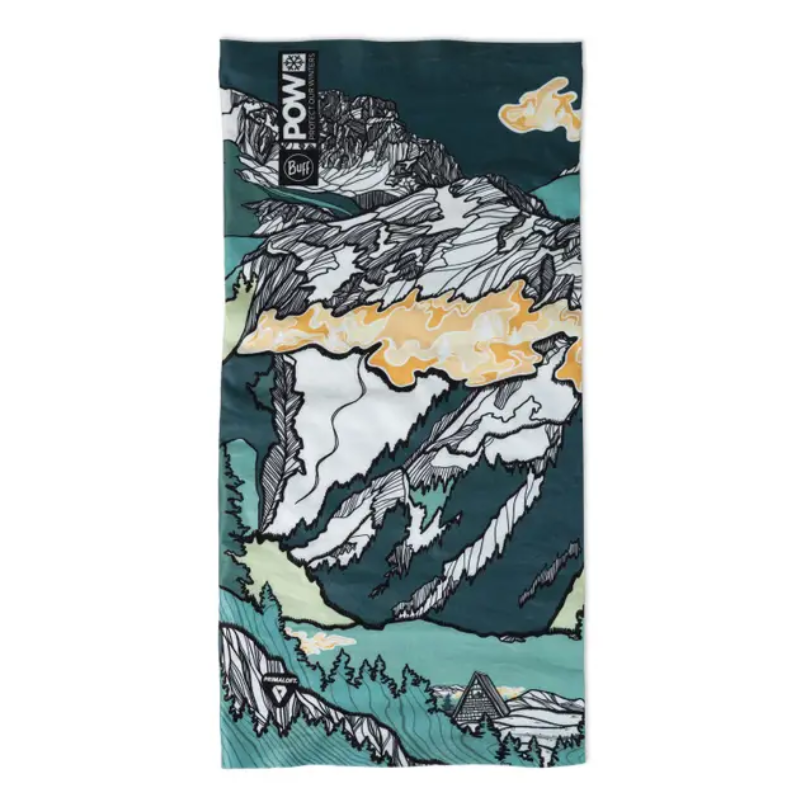 La polaina para el cuello Bandana Buff Coolnet UV Malm Multi presenta un paisaje montañoso estilizado con picos irregulares y nubes abstractas en verde azulado, blanco y naranja. Incluye símbolos de actividades al aire libre como "Buff" y "POW" en la parte superior.