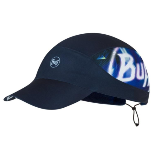 La gorra Jockey Buff Pack Cycle Oke Garnet (copia) es de color azul oscuro con visera curva y correa ajustable, ideal para los amantes del ciclismo. Cuenta con un panel lateral con un diseño abstracto vibrante en azul y blanco, además del logotipo "Buff" en la parte delantera.