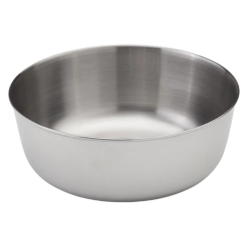 El bol para mezclar de acero inoxidable Plato MSR Alpine (copia) presenta una superficie pulida, un borde ancho y redondeado y un interior profundo ideal para contener ingredientes. Se destaca elegantemente sobre un fondo blanco liso.