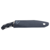 Un cuchillo de camping negro con filo dentado cabe parcialmente en una funda MSR Beta. El mango tiene múltiples cortes y la funda presenta el logotipo de Sierra para Nieve junto con un orificio cerca de la punta.