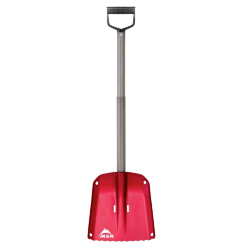 La sierra para nieve MSR Basecamp presenta un diseño de metal rojo, mango largo con empuñadura negra y hoja ancha y plana ideal para la nieve o para tareas al aire libre. El logotipo de MSR se muestra con orgullo en la hoja.