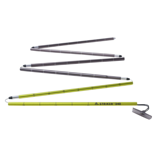 Bastón de trekking plegable en color negro y amarillo con punta y mango puntiagudos, similar al diseño compacto de las estacas para carpas MSR Groundhog. El bastón está parcialmente extendido, lo que resalta sus segmentos plegables y su elegante estilo de plegado.