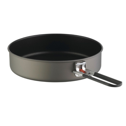 La sartén rápida MSR presenta un diseño elegante con un interior negro, un exterior gris metálico y un mango negro largo con accesorio de metal. Se destaca vacía y en ángulo sobre un fondo blanco, ideal para su próxima comida rápida en sartén.