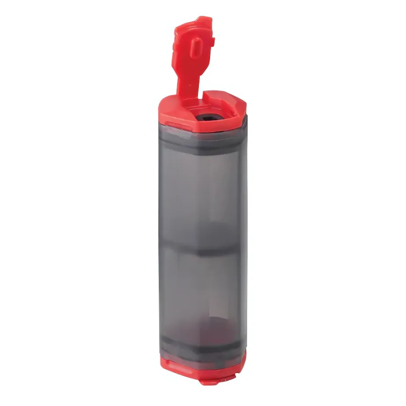 Un recipiente pequeño y cilíndrico con una sección central transparente y parte superior e inferior de color rojo refleja el diseño elegante de la Espátula Plegable MSR Alpine. Cuenta con una tapa abatible de color rojo para un acceso superior abierto, lo que ofrece una estética moderna ideal para cocinas minimalistas o aventuras en movimiento.