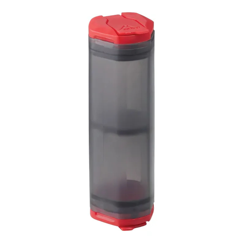 Un contenedor cilíndrico con tapas rojas y una sección central transparente es perfecto para guardar u organizar la Espátula Plegable MSR Alpine.