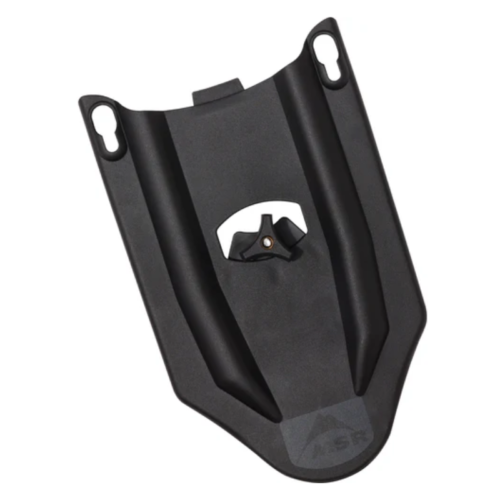 El cordón de plástico negro tiene un acabado mate con dos orificios ranurados en las esquinas superiores y un corte central como la Tapa de Repuesto MSR 3-in-1 Hydration Cap (copia). Tiene una superficie ligeramente texturizada y un logotipo en relieve cerca del borde inferior.