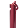 Primer plano de una estaca para carpa MSR Groundhog, una estaca de metal roja con una punta en forma de gancho y un cordón enrollado para asegurar carpas. Su aspecto elegante y pulido resalta su diseño robusto.
