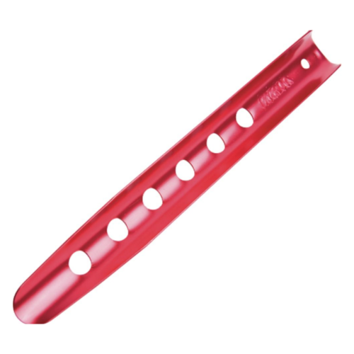 La Estaca para Nieve MSR Snow Picket Cabled 53cm es una estaca de metal roja para tienda de campaña con un diseño alargado y seis orificios circulares a lo largo de su longitud para un anclaje seguro en la nieve.