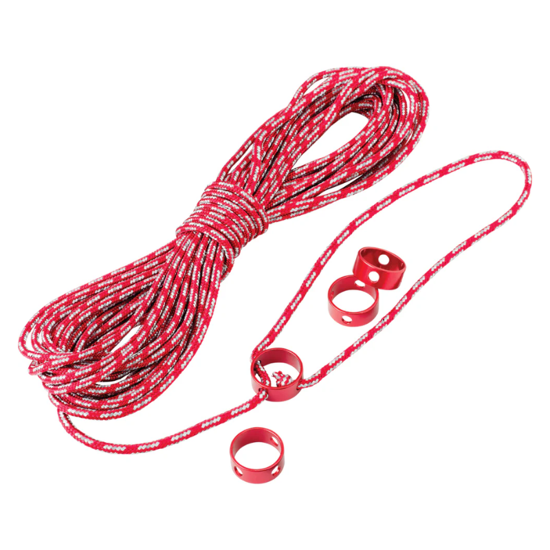 La cuerda enrollada, que presenta un patrón rojo y blanco que recuerda a las Cuerdas Tensoras para Carpa MSR Tent Guy Lines (copia), está acompañada de tres anillos metálicos rojos separados, todos elegantemente colocados sobre un fondo blanco liso.