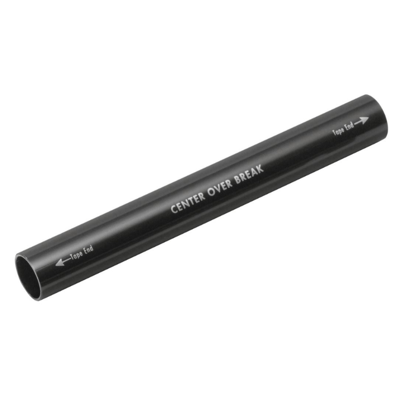 Un palo cilíndrico negro con la etiqueta "CENTER OVER BREAK" (CENTRO SOBRE EL BREAK) y flechas hacia "Top End" (Extremo superior) en ambos lados, que se asemeja a la precisión de una Sonda MSR, ayuda a calibrar las lentes de la cámara para garantizar ajustes precisos y armonizar su equipo visual. Producto: Sonda de Seguridad MSR Striker (copia).