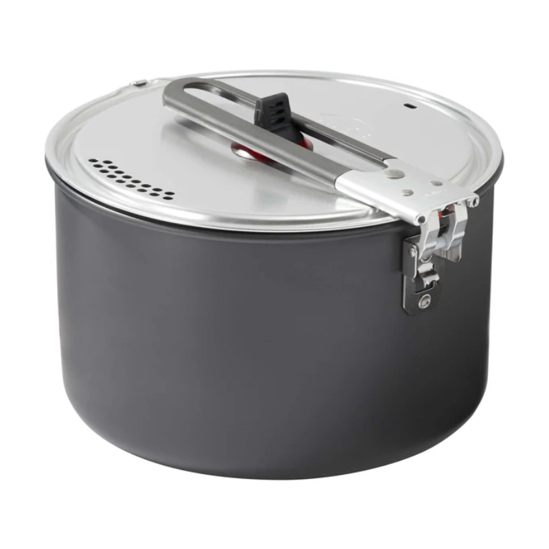 Una olla para acampar redonda y gris del Set de Ollas MSR Titan 2 (copia) cuenta con una tapa plateada, un asa plegable, un mecanismo de cierre para cocinar de forma segura y orificios de ventilación cerca del borde. Es perfecta para cocinar al aire libre y para aventuras de mochilero.