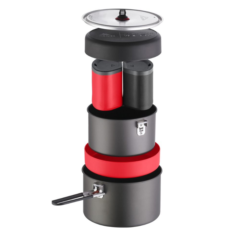 El juego de ollas MSR Titan 2 (copia) es un juego de utensilios de cocina para acampar compacto que incluye ollas, sartenes de color rojo, negro y gris cuidadosamente apiladas, una tapa y dos tazas con un mango desmontable para un fácil almacenamiento.