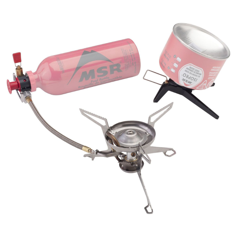 La Cocinilla MSR WhisperLite Universal es una estufa de camping portátil con un soporte de quemador gris, conectado a una botella de combustible MSR roja, junto con un recipiente separado en un pequeño soporte negro, ideal para cocinar al aire libre de manera eficiente.