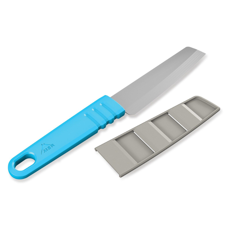 El Cuchillo MSR Alpine Kitchen es un cuchillo compacto con mango azul, hoja plateada y funda gris. Incluye un orificio cerca del extremo del mango para colgarlo fácilmente.