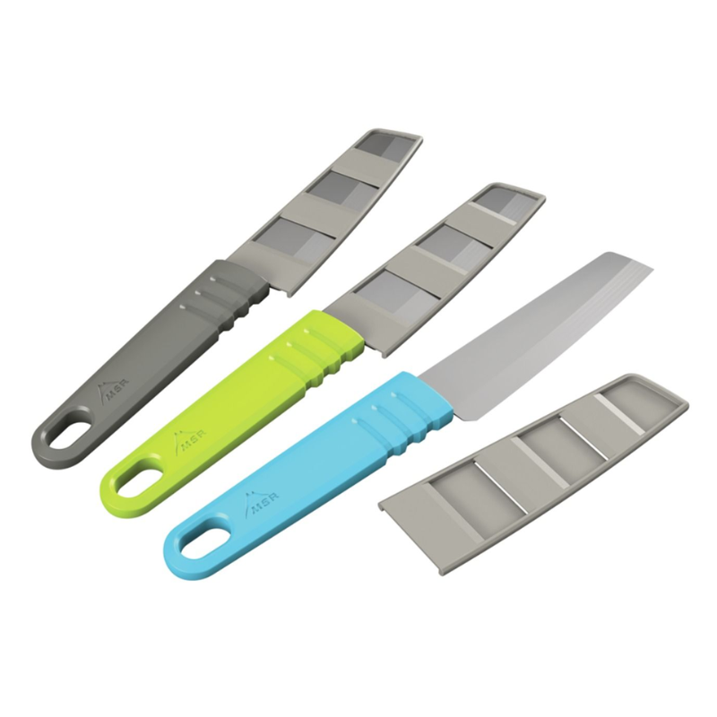 El juego de cuchillos MSR Alpine Kitchen incluye dos cuchillos con mangos verde lima y azul claro, cada uno con una funda protectora para la hoja, además de una funda adicional.