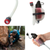 Un collage del Microfiltro de Agua MSR TrailShot: la parte superior izquierda muestra un primer plano del extremo del filtro; la parte superior derecha muestra el filtro compacto. La parte inferior izquierda captura a alguien filtrando agua cerca de un árbol, mientras que la parte inferior derecha destaca una mano que opera este filtro de agua portátil.