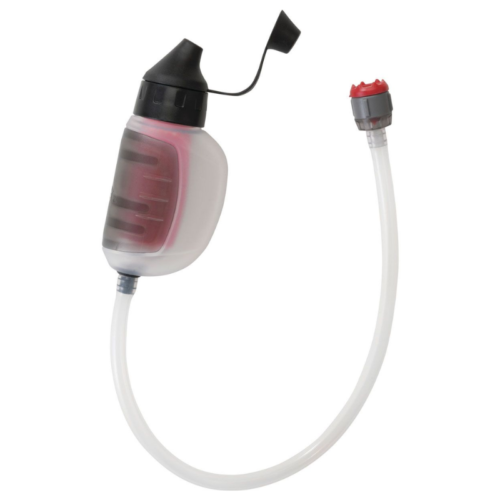 El microfiltro de agua MSR MiniWorks EX (copia) incluye un recipiente compacto y transparente con tapa negra y tapa con bisagras, además de una manguera flexible que termina en una boquilla de filtro de color rojo-gris, lo que lo hace ideal para aventuras al aire libre.