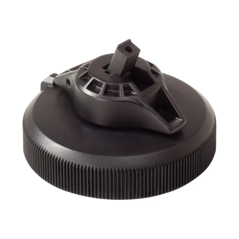 El conjunto de cuchillas de la licuadora, de color negro y redondo, cuenta con un mango superior y un receptáculo central de metal, similar a la precisión que se ve en una Bolsa de Agua MSR DromLite (copia). Sus bordes dentados están en ángulo alrededor de la base sobre un fondo blanco.
