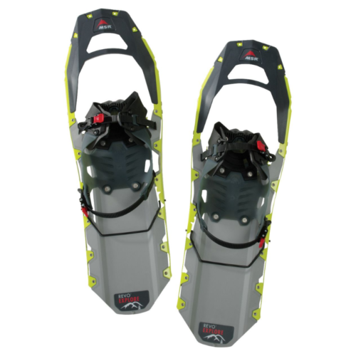 Un par de raquetas de nieve MSR Revo Explore en gris y negro con detalles en verde lima, con fijaciones ajustables y marcos resistentes diseñados para brindar tracción y estabilidad. Estas raquetas de nieve MSR Revo Ascent 25 brindan un excelente rendimiento en terrenos desafiantes.