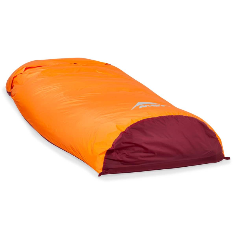 El Saco Vivac MSR Pro Bivy, un saco de dormir de color naranja brillante con un forro interior de color granate, es ideal para acampar o vivir aventuras al aire libre y se presenta sobre un fondo blanco liso.