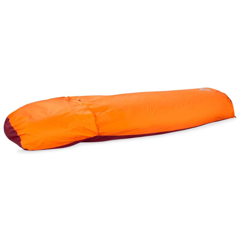 El Saco Vivac MSR Pro Bivy, en color naranja y marrón, está fabricado con material resistente a la intemperie para proteger un saco de dormir para acampar al aire libre, garantizando una excelente protección contra los elementos.