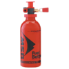 Una bomba de combustible MSR roja tiene una tapa negra y roja, texto negro en negrita en un lado e instrucciones de seguridad. Una pequeña manija cerca de la parte superior mejora su practicidad.