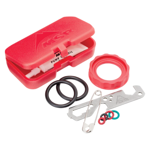 El Kit de Repuesto MSR Mantenimiento Anual incluye un kit de plástico rojo con un tubo "Pump Cup Oil", una herramienta múltiple, un imperdible, varias juntas tóricas y la Tapa para Botella de Combustible MSR Expedition para garantizar que esté listo para sus aventuras al aire libre.
