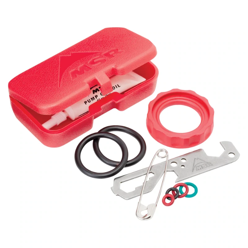 El Kit de Repuesto MSR Mantenimiento Anual incluye un kit de plástico rojo con un tubo "Pump Cup Oil", una herramienta múltiple, un imperdible, varias juntas tóricas y la Tapa para Botella de Combustible MSR Expedition para garantizar que esté listo para sus aventuras al aire libre.